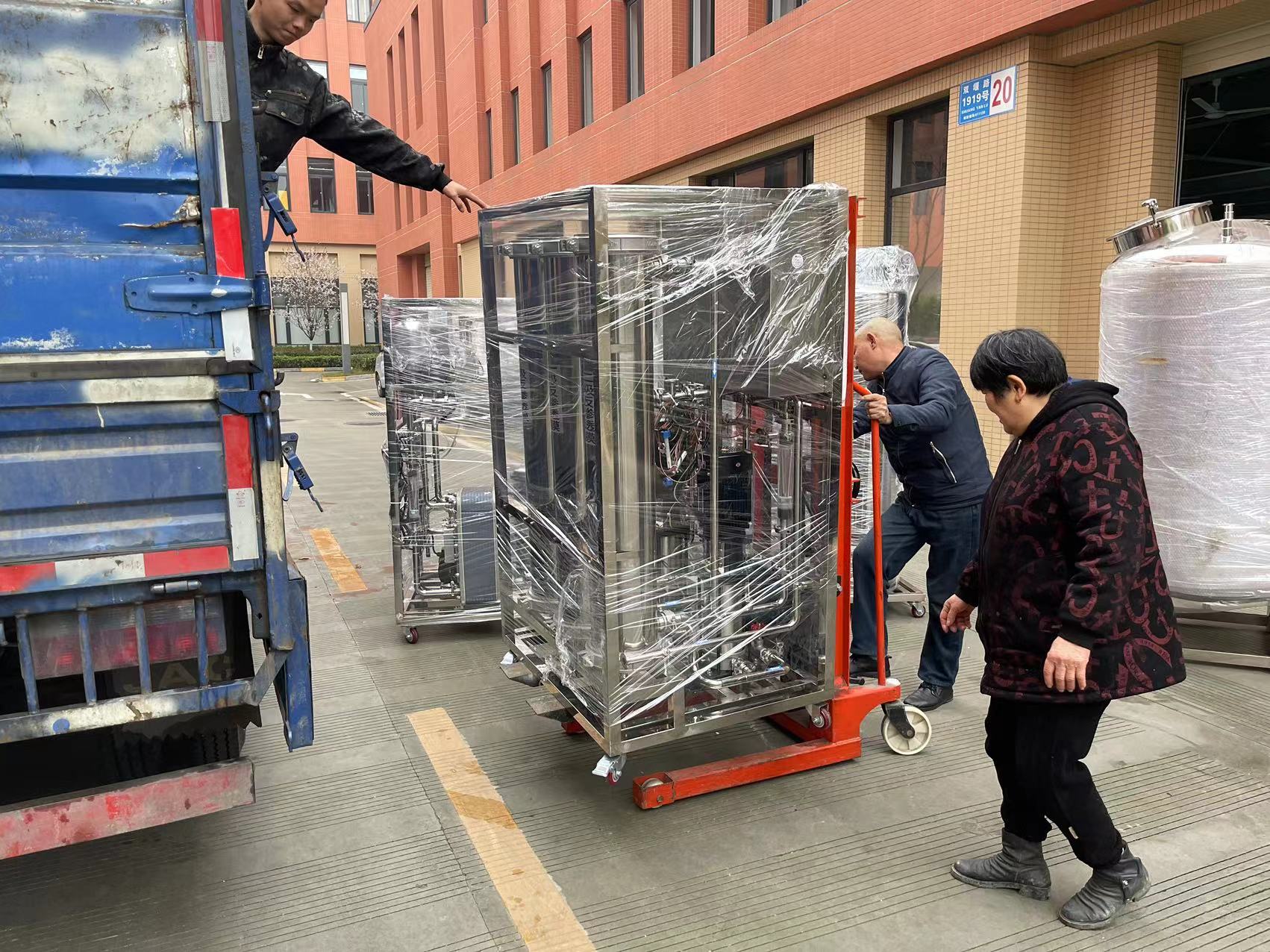 大型純水設(shè)備發(fā)貨現(xiàn)場 大型純水設(shè)備發(fā)貨現(xiàn)場